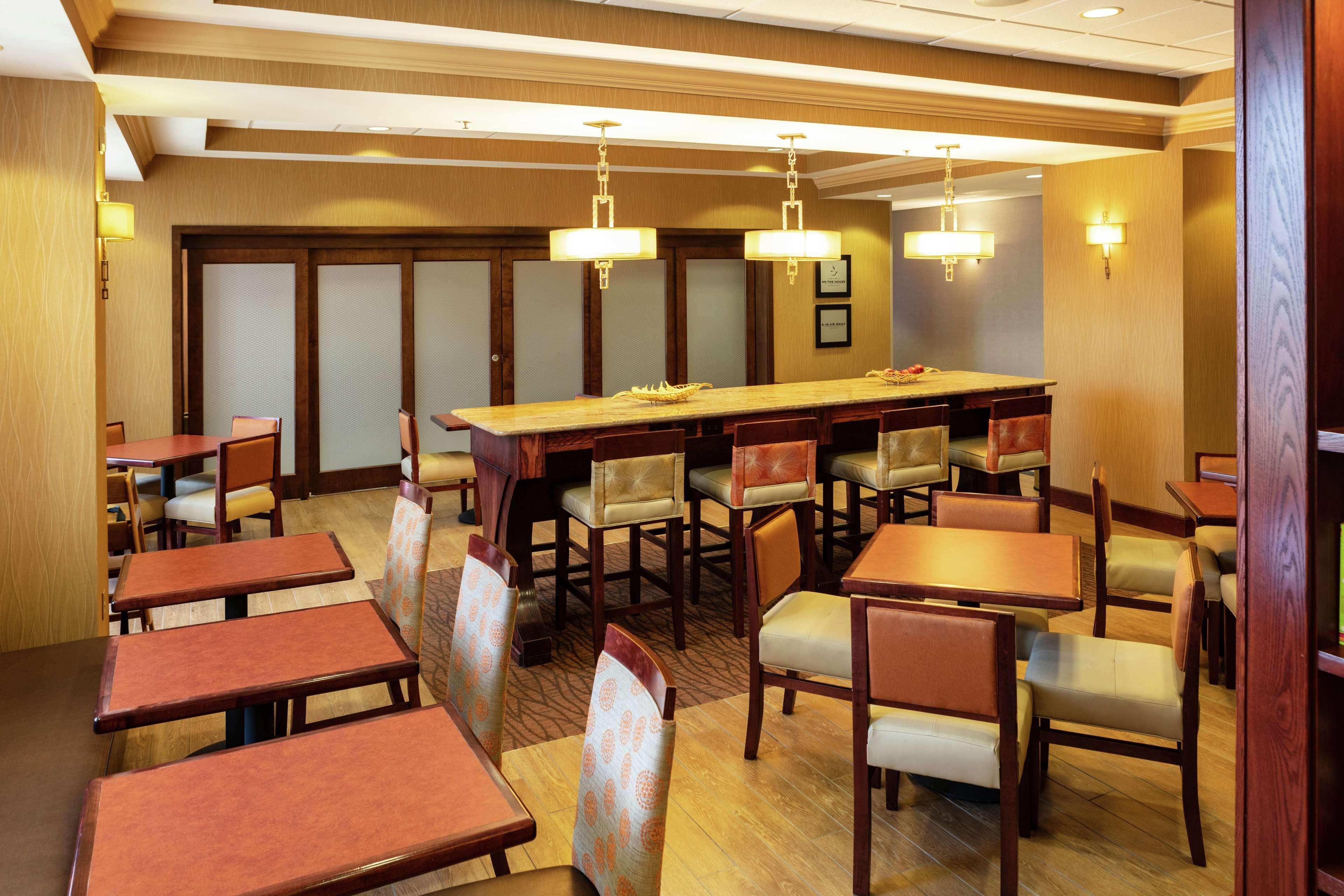Hampton Inn Истон Экстерьер фото