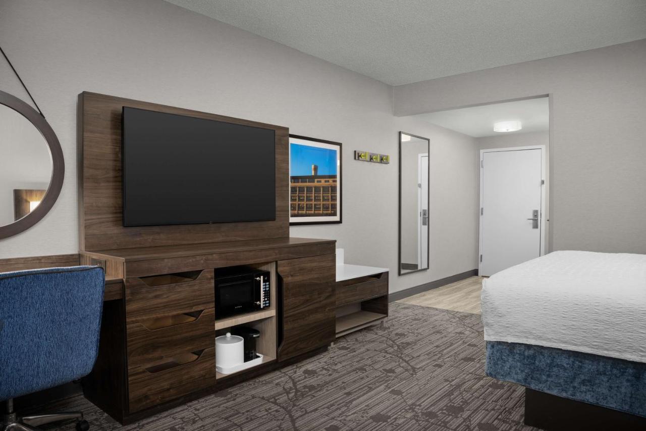 Hampton Inn Истон Экстерьер фото