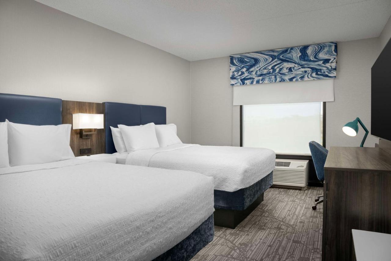 Hampton Inn Истон Экстерьер фото