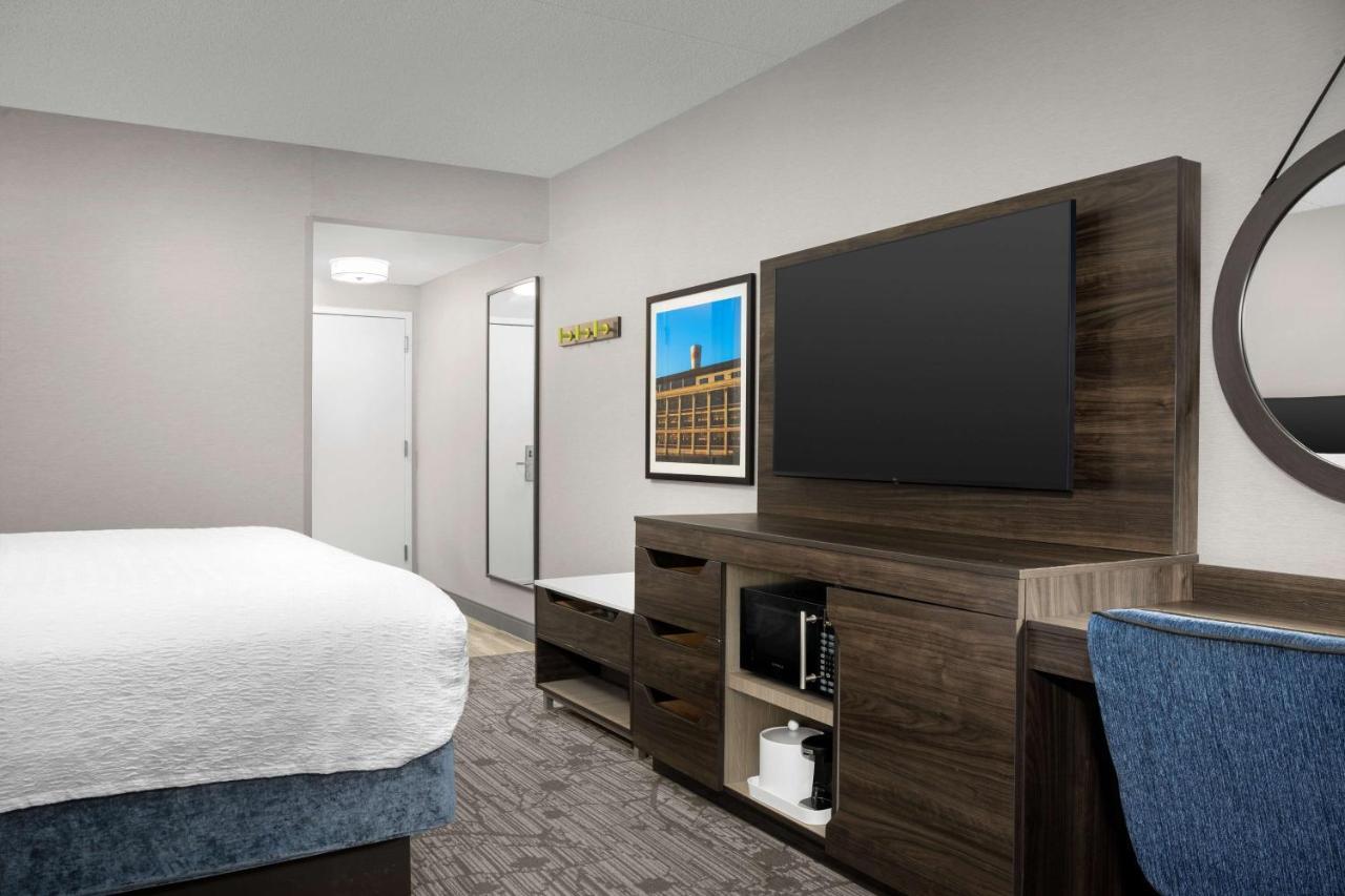 Hampton Inn Истон Экстерьер фото