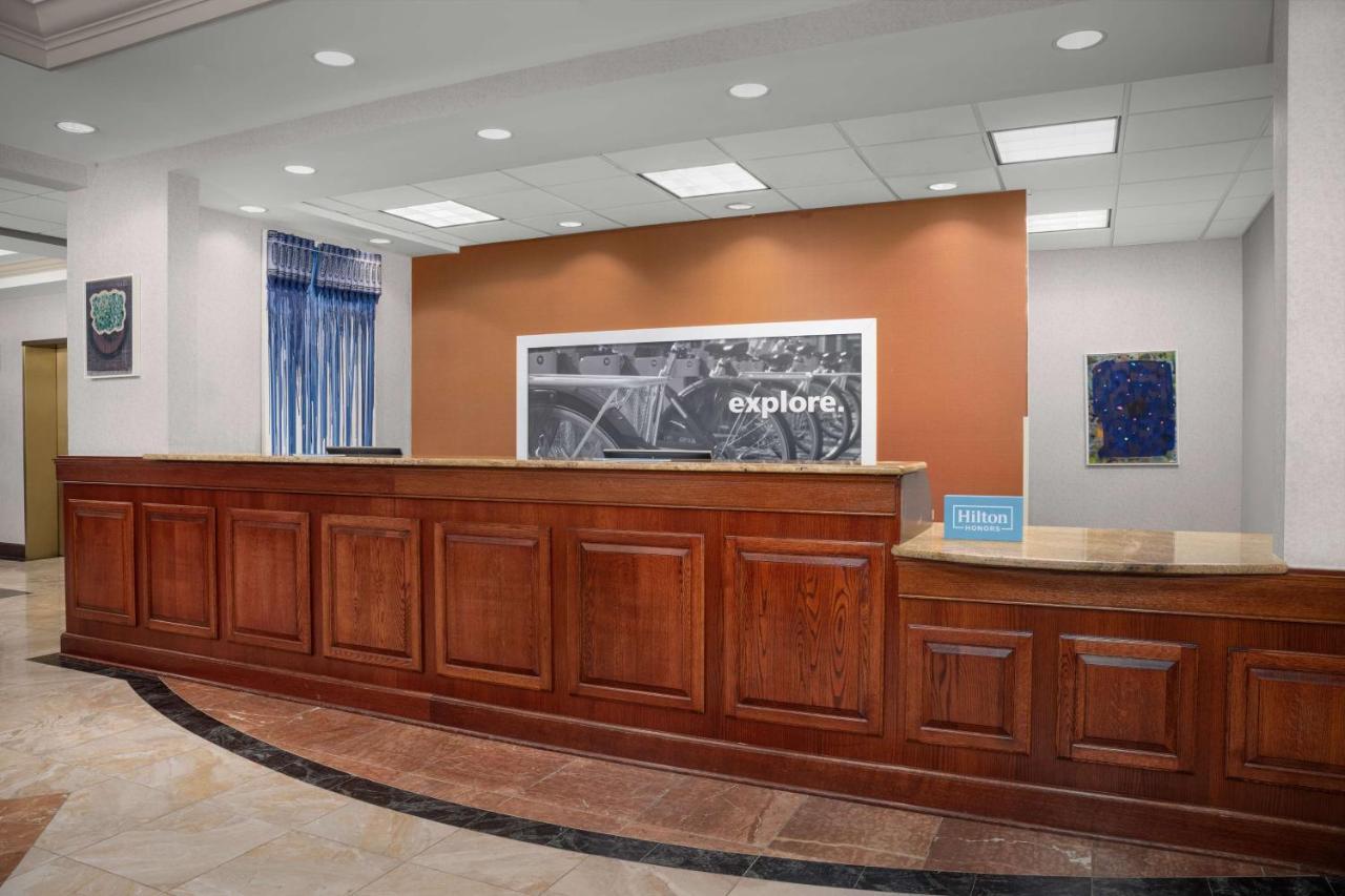 Hampton Inn Истон Экстерьер фото