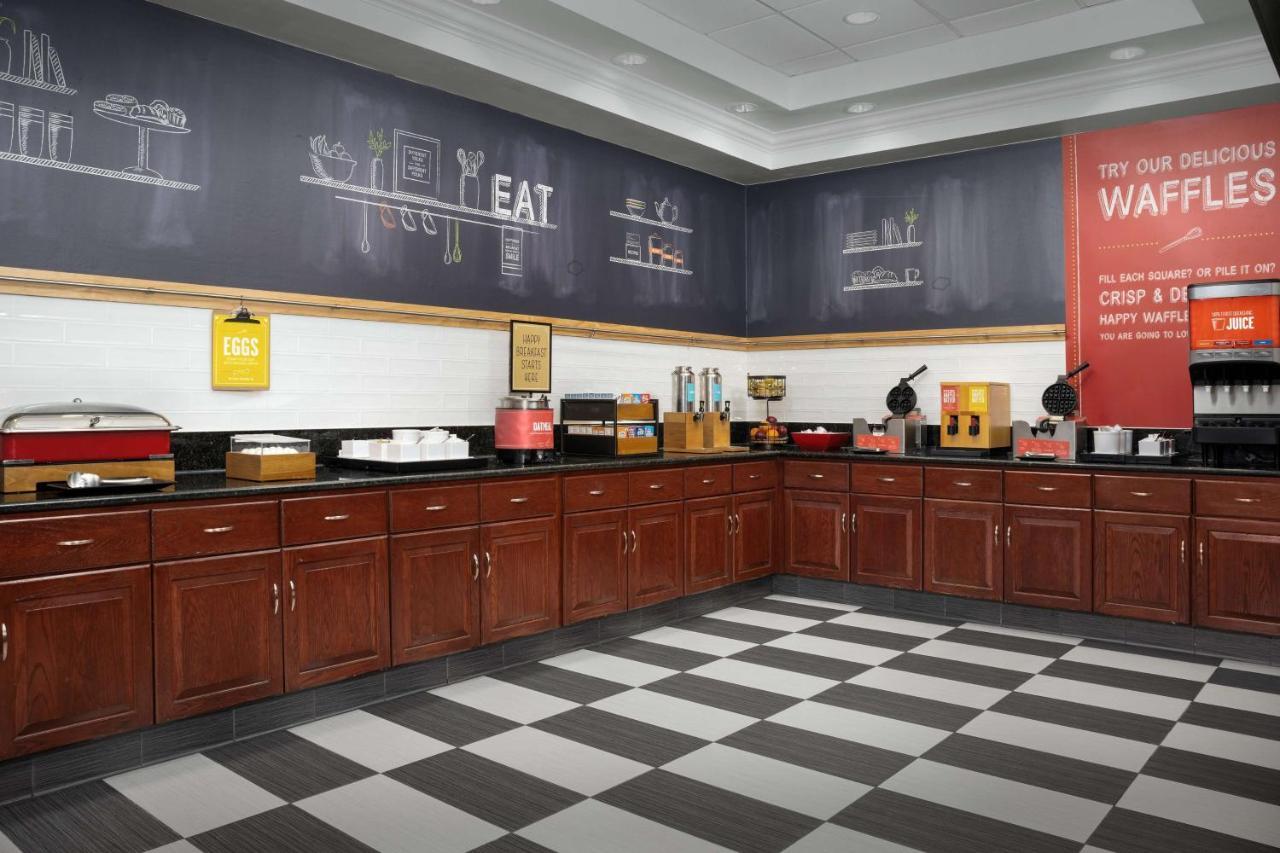 Hampton Inn Истон Экстерьер фото