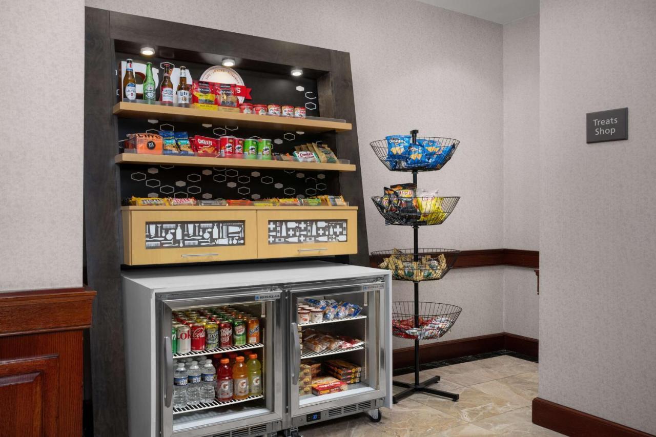 Hampton Inn Истон Экстерьер фото