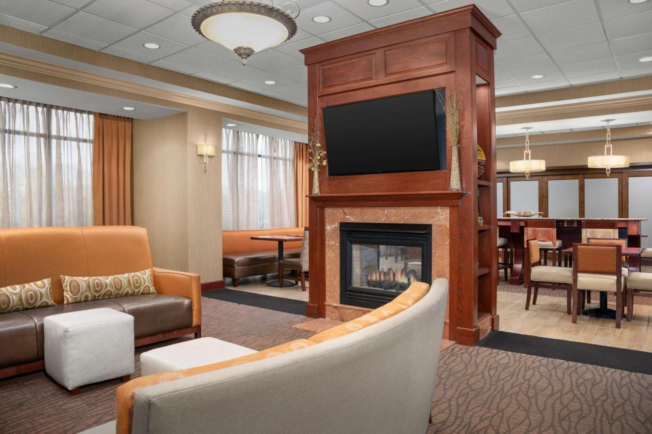 Hampton Inn Истон Экстерьер фото