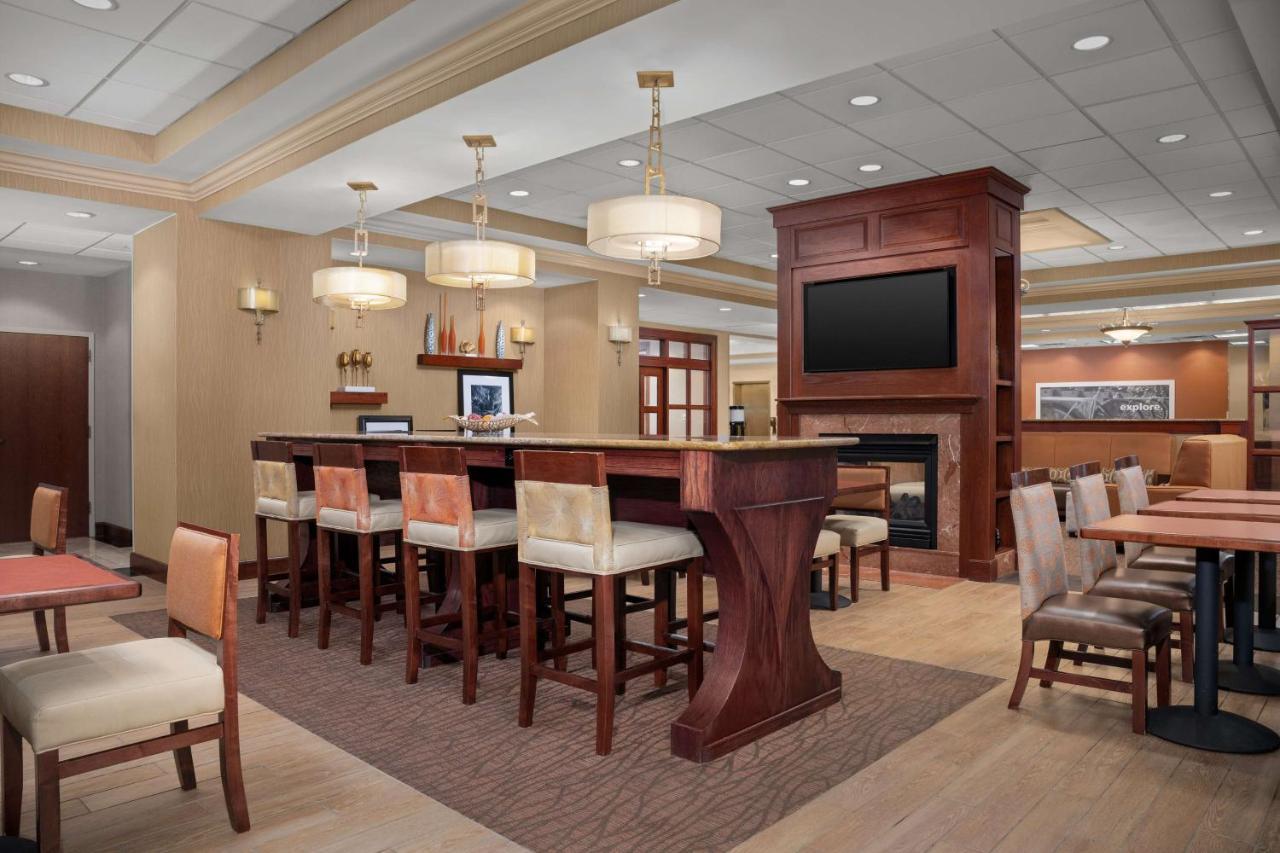 Hampton Inn Истон Экстерьер фото